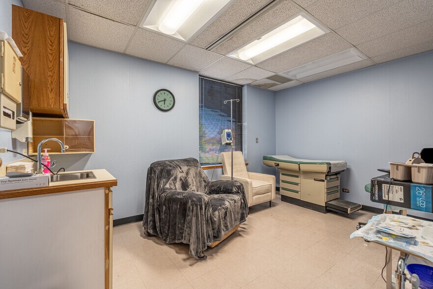 More Photos Of 9301 Golf Rd, Des Plaines Medical For Lease