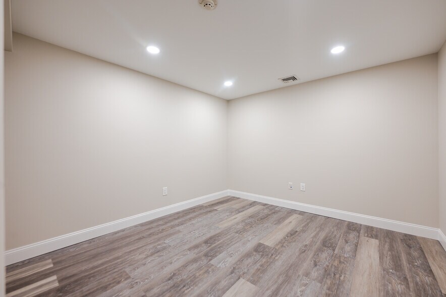 More Photos Of 4 Weber Ave, Malverne Storefront Retail Office For Lease