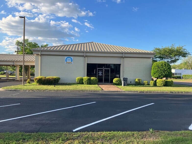 Primary Photo Of 112 W Cottonwood Rd, Dothan Freestanding For Sale
