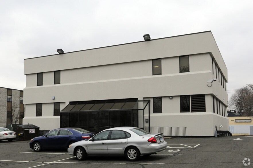 More Photos Of 2720 Main St, Bridgeport Medical For Lease