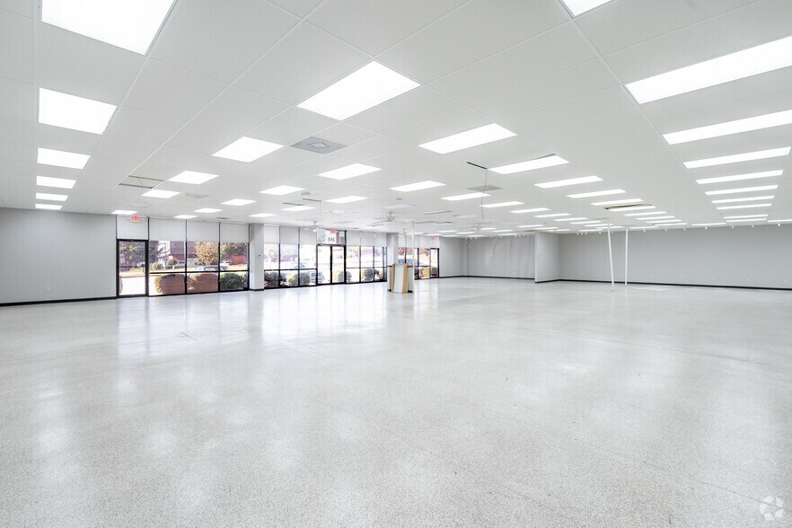 More Photos Of 358-372 McDonough Pky, McDonough Showroom For Lease