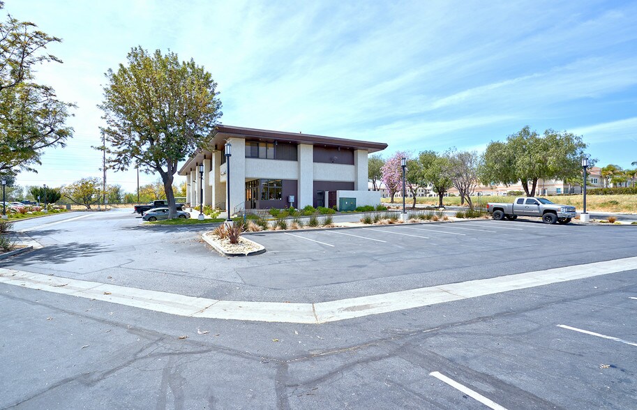 More Photos Of 310 S Wells Rd, Ventura Bank For Lease