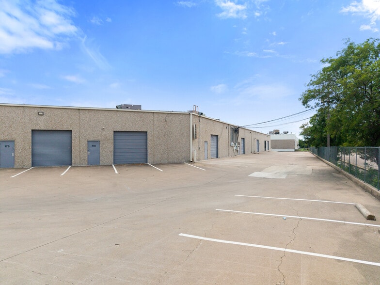 More Photos Of 11601 Plano Rd, Dallas Unknown For Lease