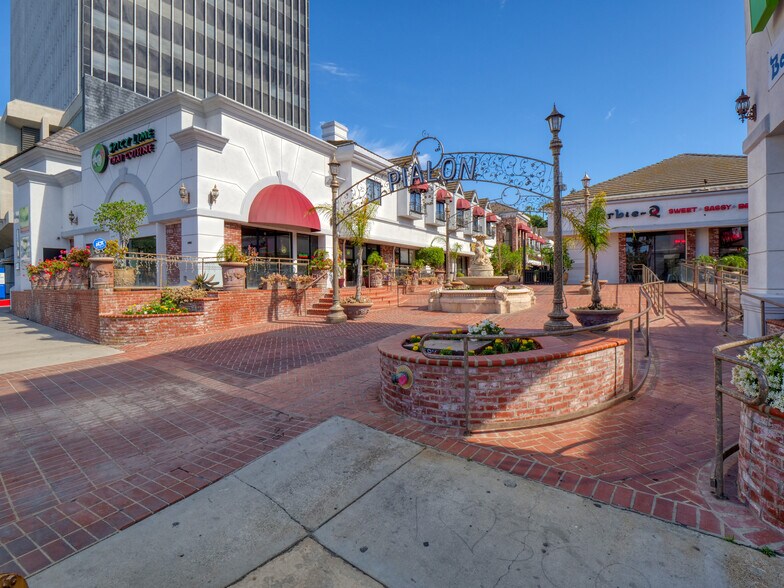 More Photos Of 15928 Ventura Blvd, Encino Storefront Retail Office For Lease