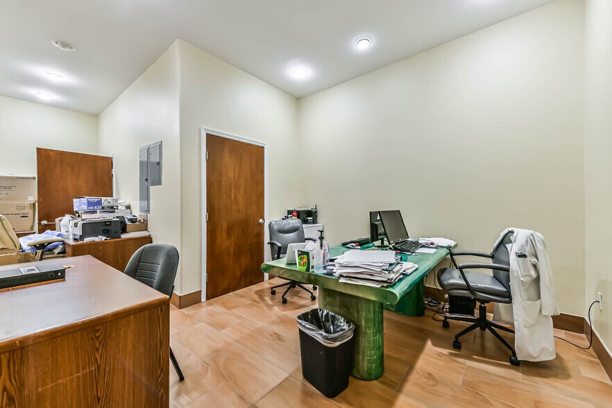More Photos Of 1111 S Friendswood Dr, Friendswood Office For Lease