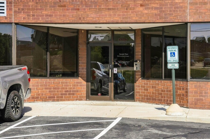 More Photos Of 601-611 N Barker Rd, Brookfield Office For Lease