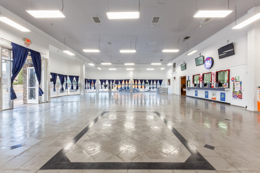 More Photos Of 505 S Main St, Santa Ana Storefront For Sale