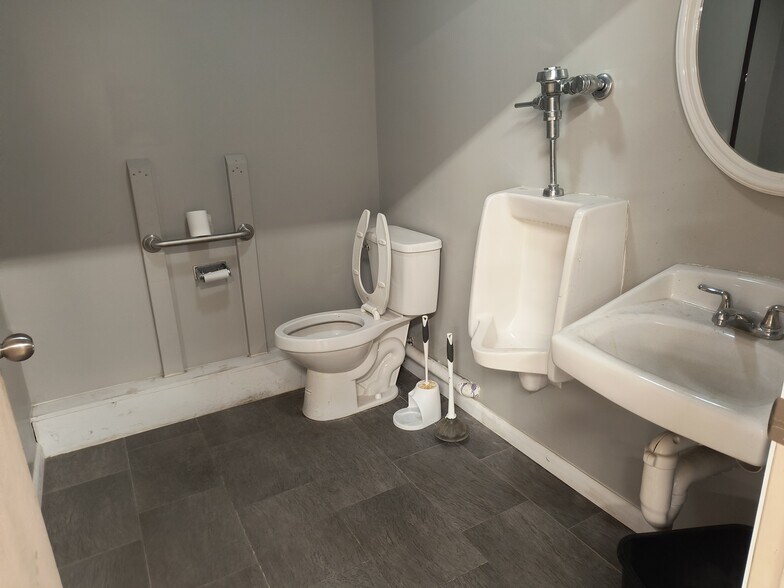 More Photos Of 1430 E Springhill Dr, Terre Haute General Retail For Lease