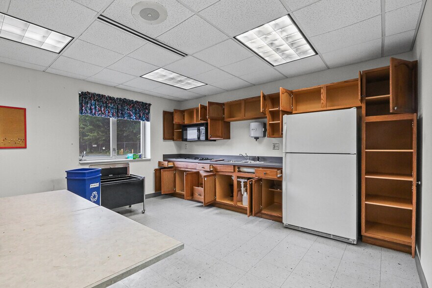 More Photos Of 37401 Stevens Blvd, Willoughby Flex For Lease
