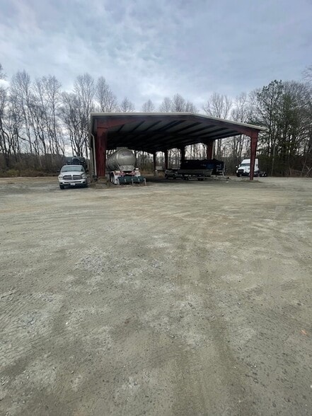 More Photos Of 224 Northeast Dr, Spartanburg Service For Lease