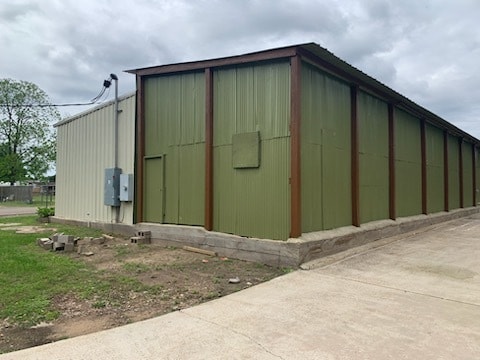 More Photos Of 401 Industrial Park Ln, Willis Warehouse For Sale