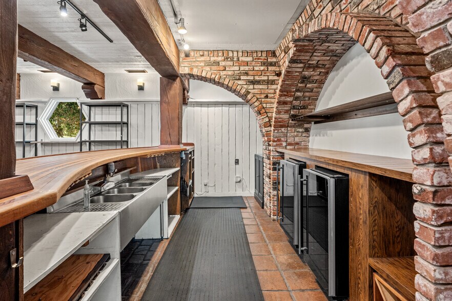 More Photos Of 501 Parducci Rd, Ukiah Restaurant For Lease