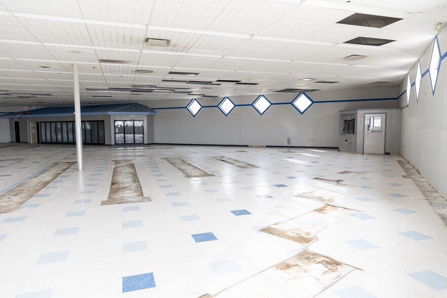 More Photos Of 634 N Bardstown Rd, Mount Washington General Retail For Sale