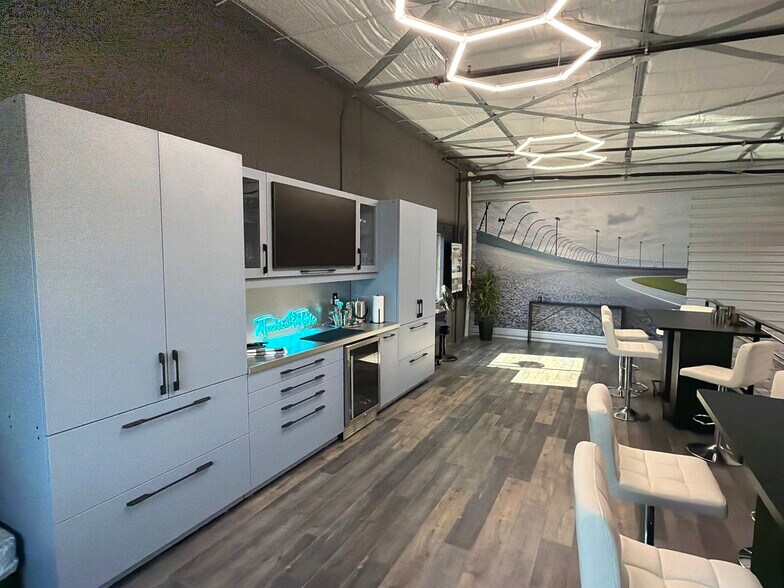 More Photos Of 105 Depot Dr, Belgrade Showroom For Lease