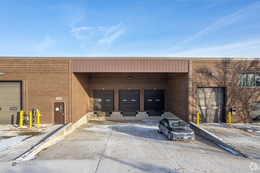 More Photos Of 815-835 Blackhawk Dr, Westmont Warehouse For Lease