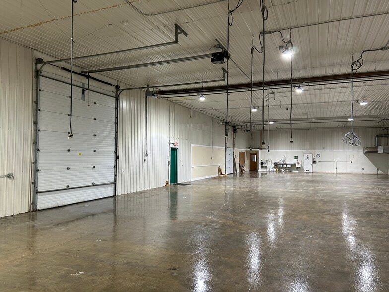 More Photos Of 877 Whitney Dr, Lapeer Warehouse For Lease