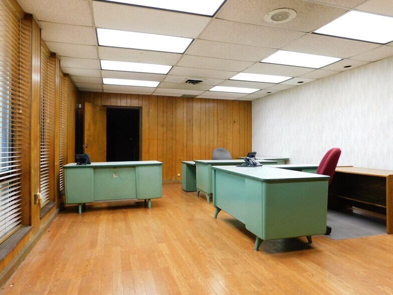 More Photos Of 720 SW F Ave, Lawton Manufacturing For Sale