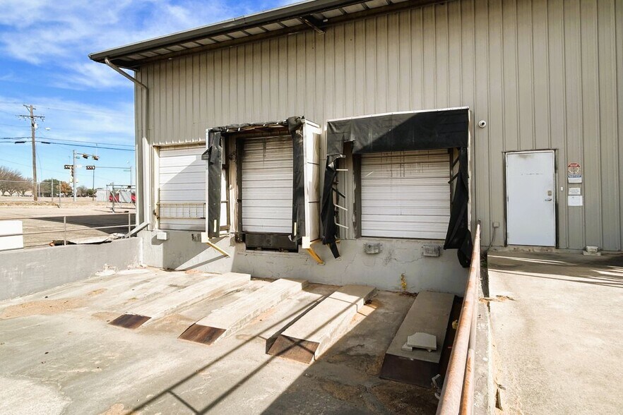 More Photos Of 1916 Gallagher Dr, Sherman Warehouse For Sale