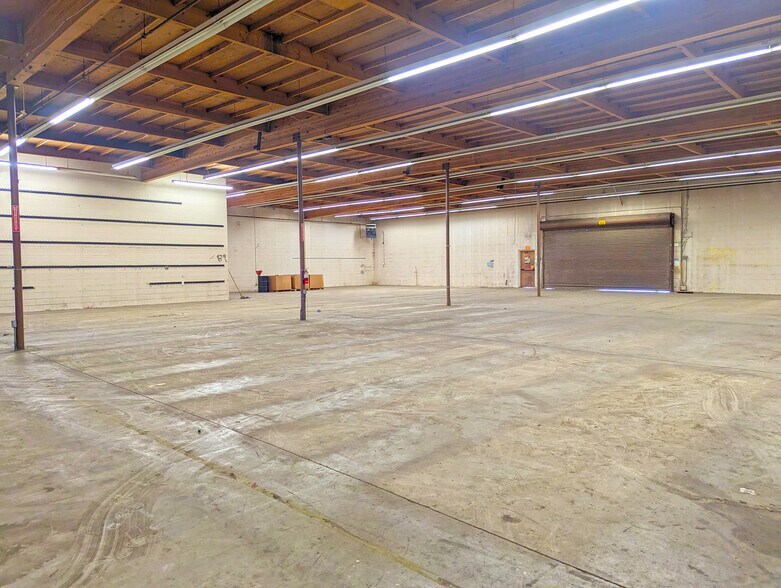 More Photos Of 1350 E Thompson Blvd, Ventura General Retail For Lease