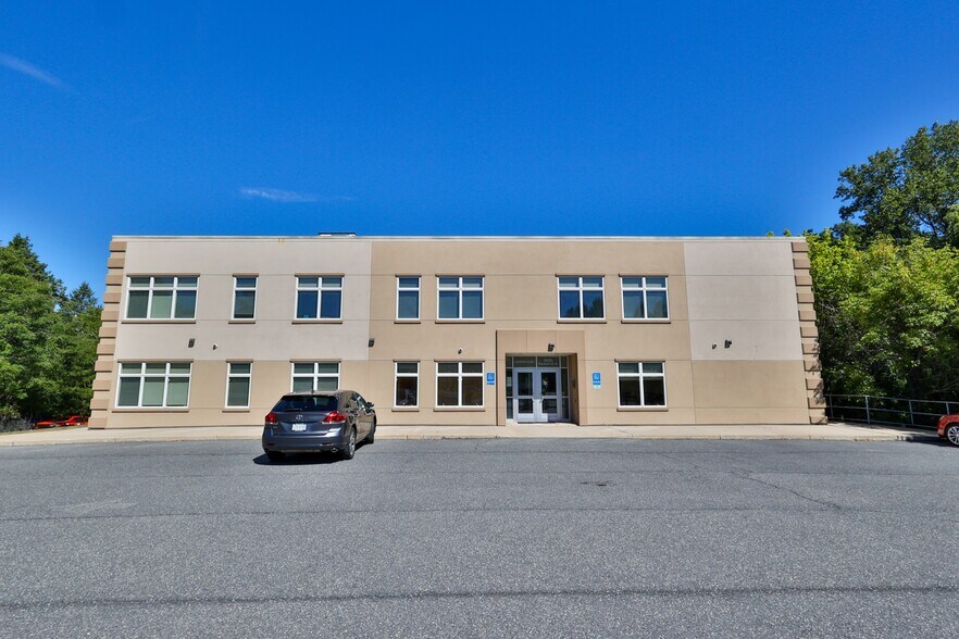 More Photos Of 1425 Mountain Dr N, Bethlehem Office For Lease