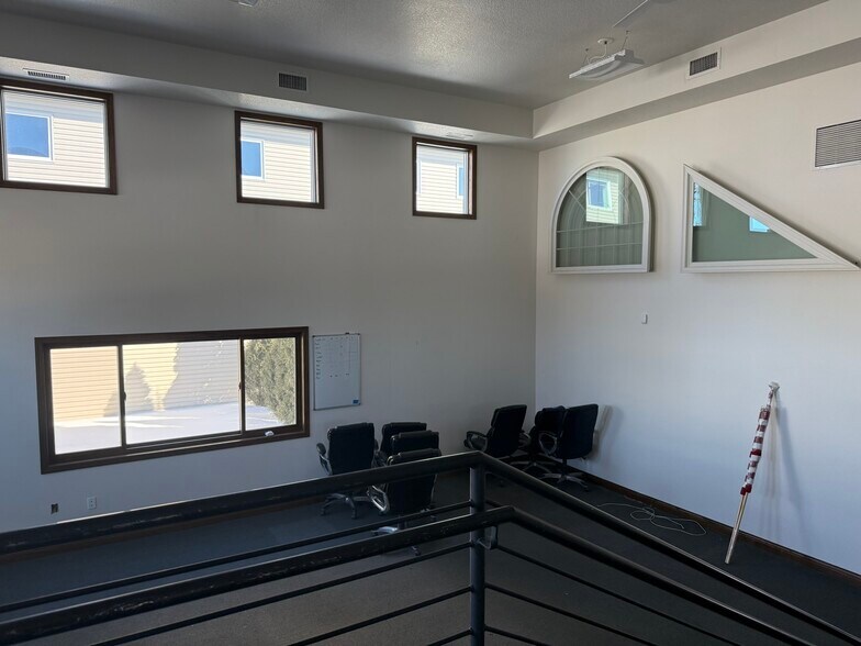 More Photos Of 517 Railroad Ave, West Des Moines Showroom For Lease