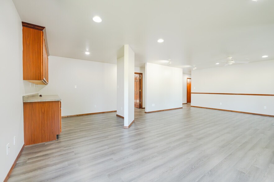 More Photos Of 8984 S Park Rd, Rogers Office For Lease