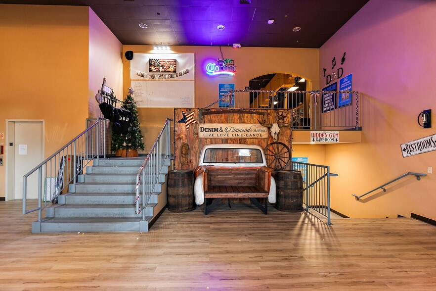 More Photos Of 425 W State St, Sycamore General Retail For Sale