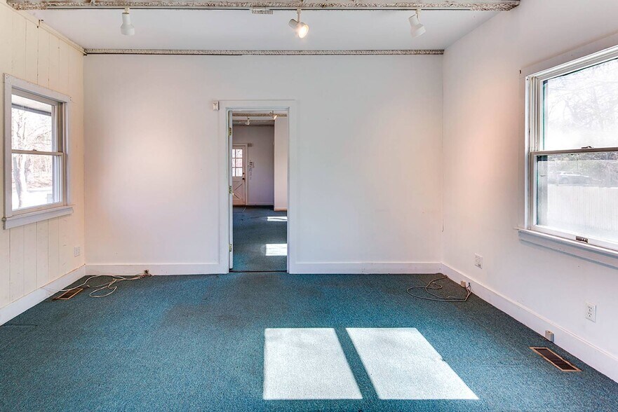 More Photos Of 512 Three Mile Harbor Hog Creek Hwy, East Hampton Loft Creative Space For Lease