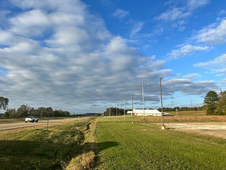 More Photos Of 944 Highway 15 N, New Albany Warehouse For Lease