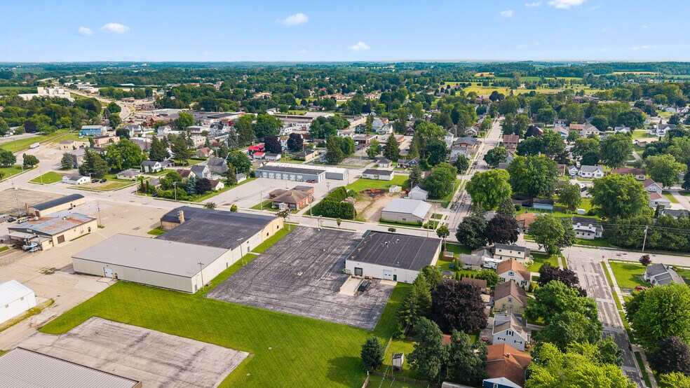 More Photos Of 1828 Park Ave, New Holstein Light Distribution For Sale