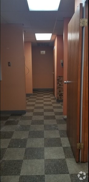 More Photos Of 2127 1st Ave, New York Storefront Retail Office For Lease