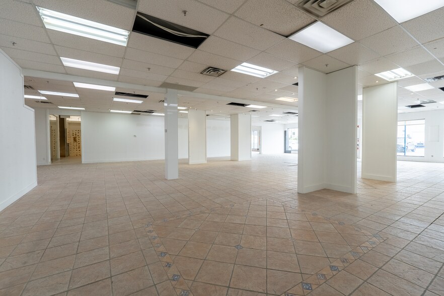 More Photos Of 7527-7583 Boul Henri-Bourassa E, Montréal Flex For Lease