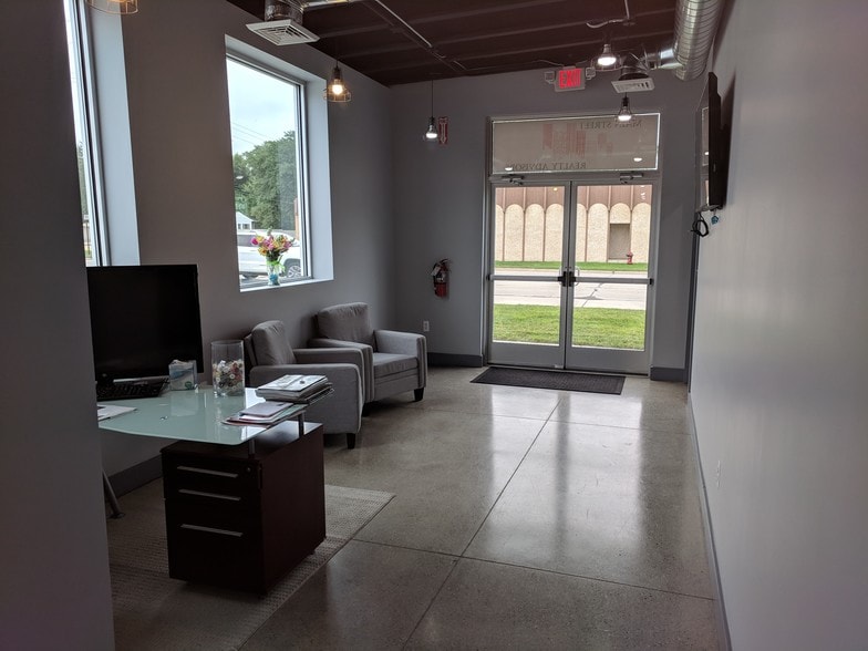 More Photos Of 642 S Main St, Clawson Storefront Retail Office For Lease