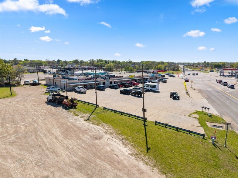 More Photos Of 101 N Seven Points Dr, Kemp Service Station For Sale