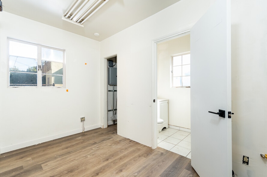 More Photos Of 2028 Lake Ave, Altadena Medical For Sale