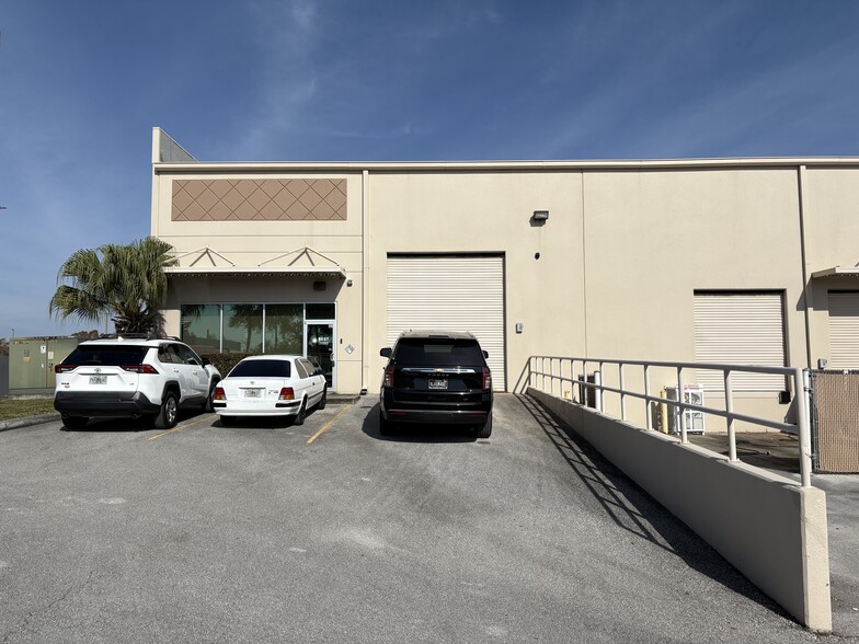 More Photos Of 2420 W Lynx Ln, Orlando Warehouse For Lease