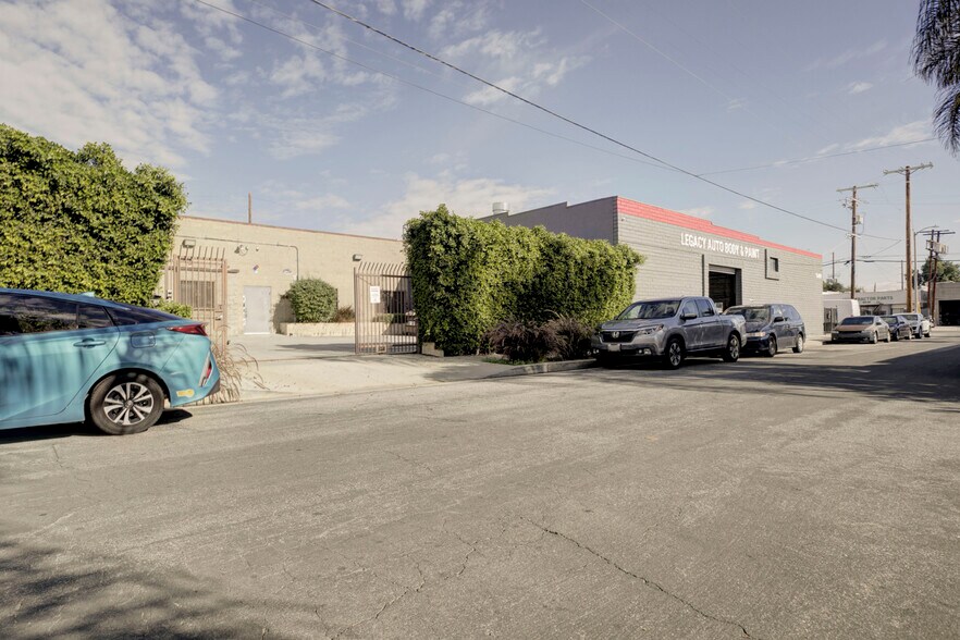 More Photos Of 18417 Bryant St, Northridge Service For Sale