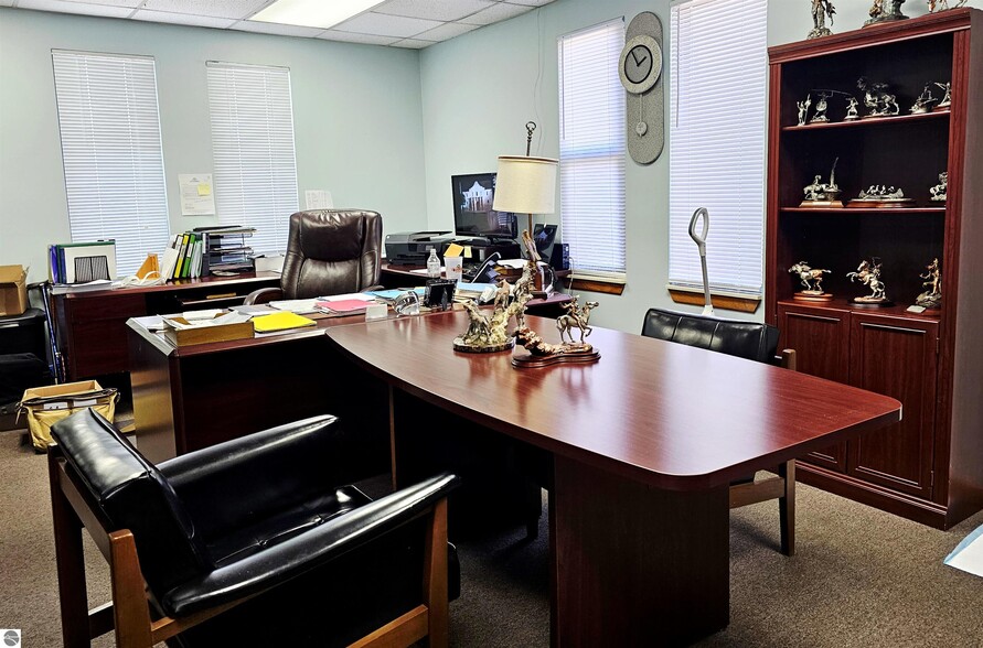 More Photos Of 800 Woodside Dr, Saint Louis Industrial For Sale