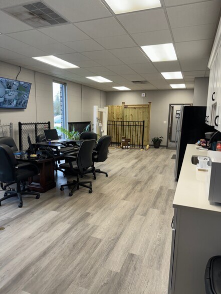 More Photos Of 900 Creekside Rd, Chattanooga Light Distribution For Sale