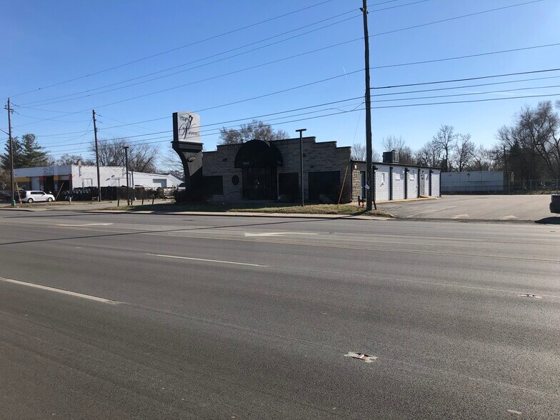 More Photos Of 3535 W 16th St, Indianapolis Bar For Sale