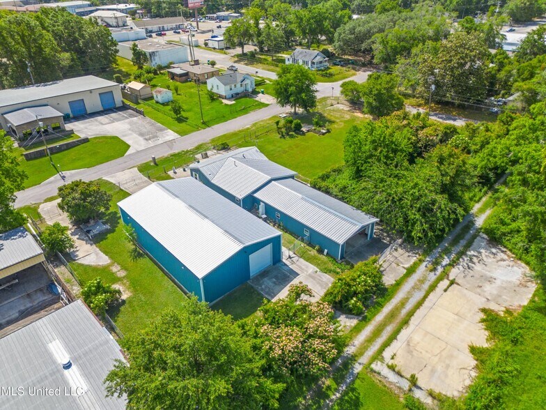 More Photos Of 2713 & 2717 15th Ave, Gulfport Light Distribution For Sale