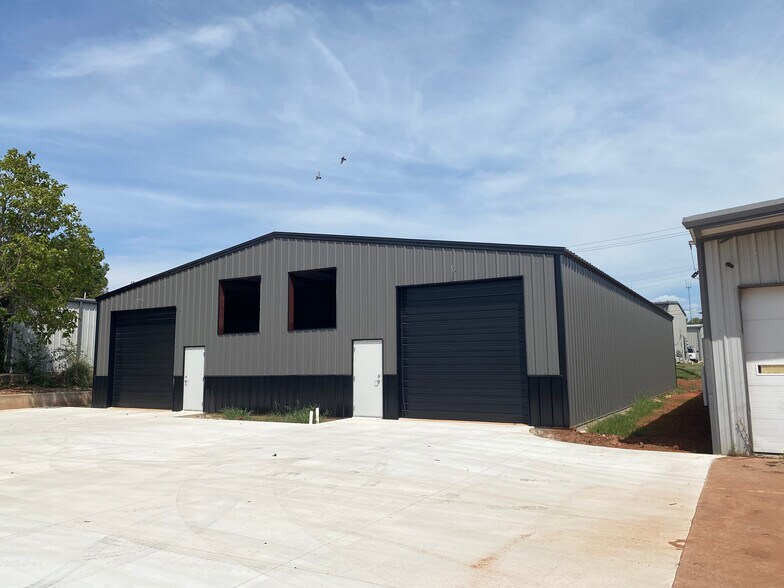 More Photos Of 8610 N Classen Blvd, Oklahoma City Warehouse For Lease