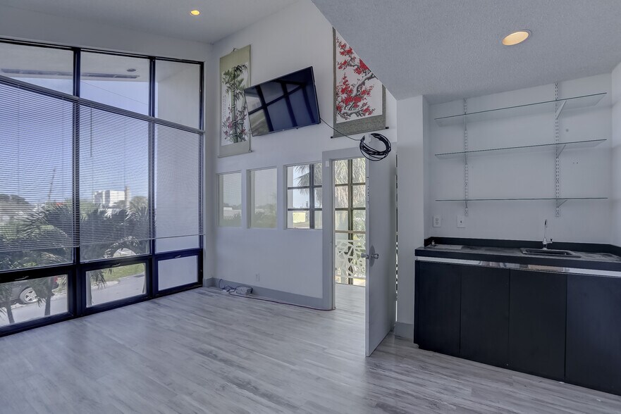 More Photos Of 2115-2145 SW 2nd Ave, Fort Lauderdale Showroom For Sale