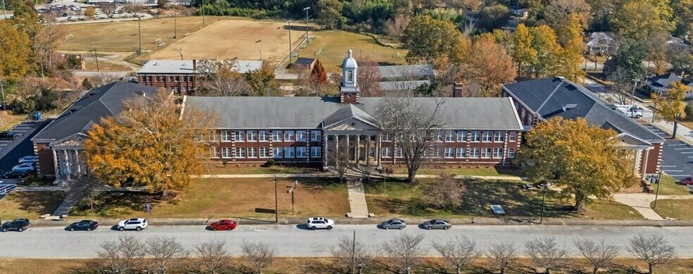 More Photos Of 835 S Main St, Greenwood Apartments For Sale