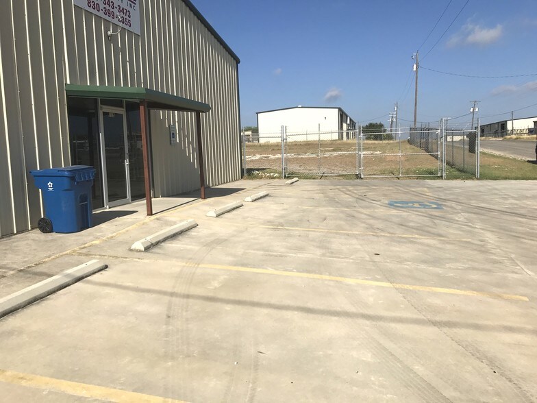 More Photos Of 115 Wyoming Blvd, Pleasanton Warehouse For Lease