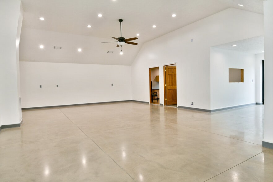 More Photos Of 3019 Parkman Rd NW, Warren Flex For Sale