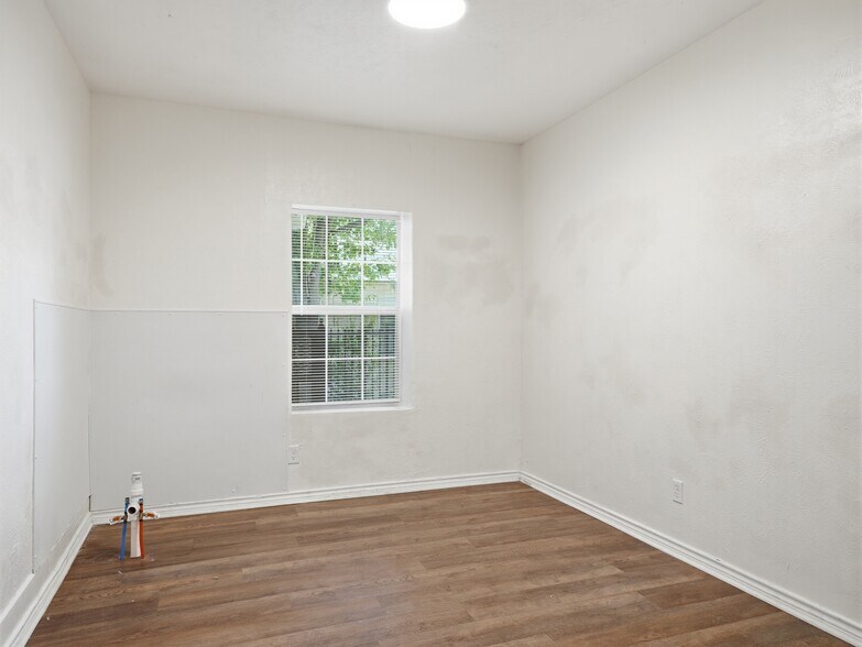 More Photos Of 210 W Pembroke Ave, Dallas Storefront Retail Office For Lease