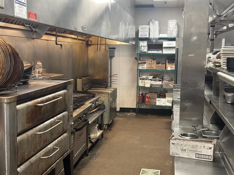 More Photos Of 510 N Theresa Ave, Saint Louis General Retail For Lease