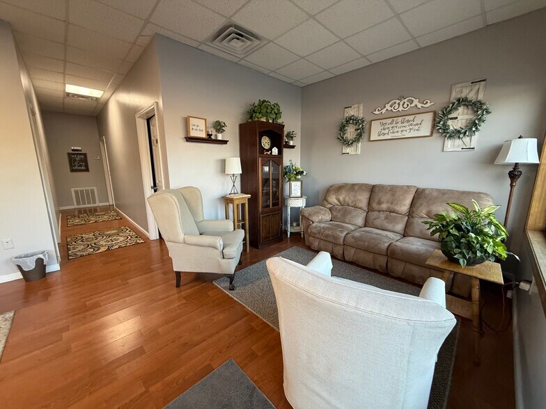 More Photos Of 720 S Washington St, Bunker Hill General Retail For Sale