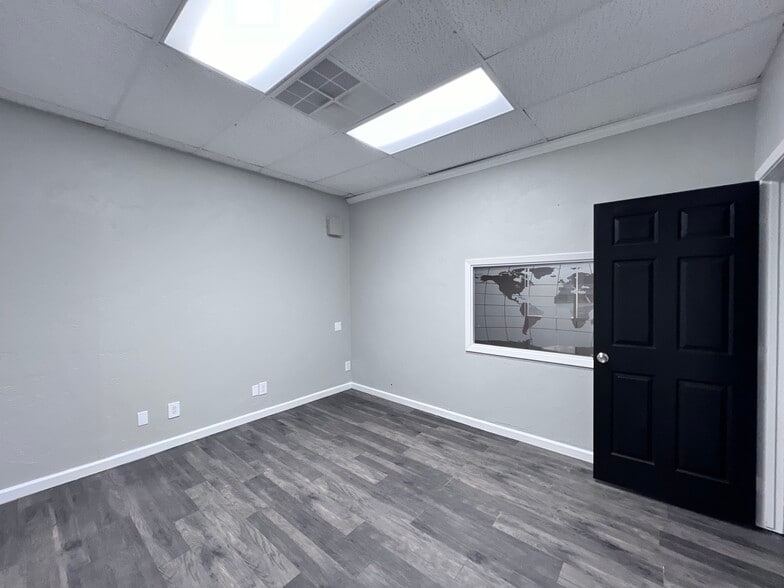 More Photos Of 1702 S State Highway 121, Lewisville Self Storage For Lease